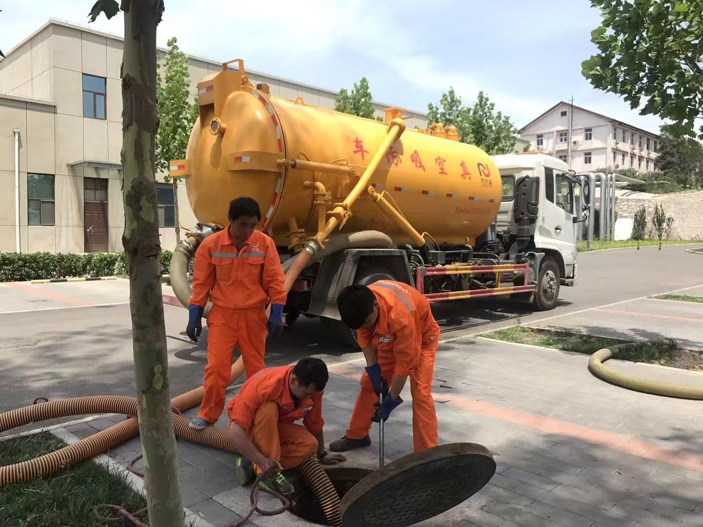 双鸭山化粪池清理与5-8吨吸粪车施工效率分析